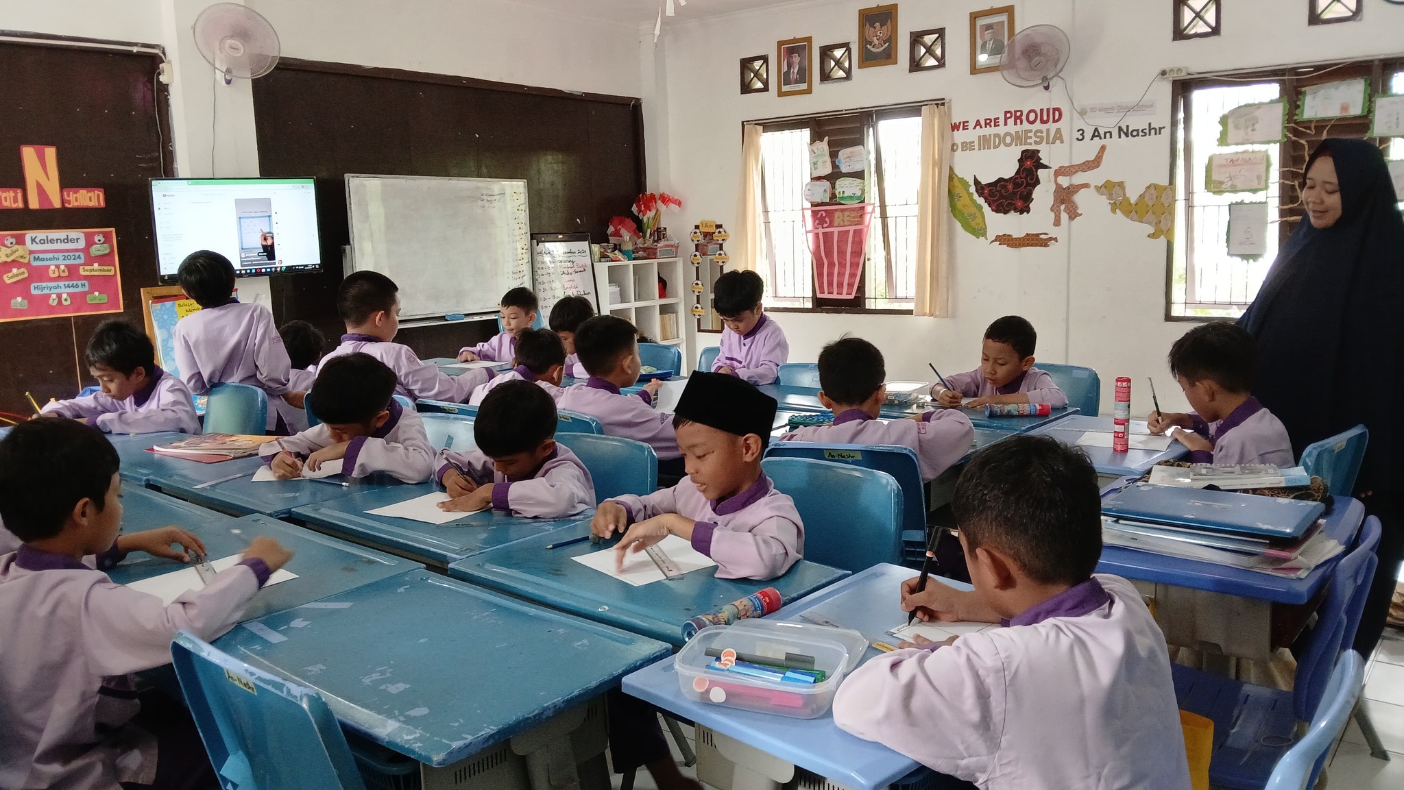 Saat Membatik di Kelas 3 An Nashr