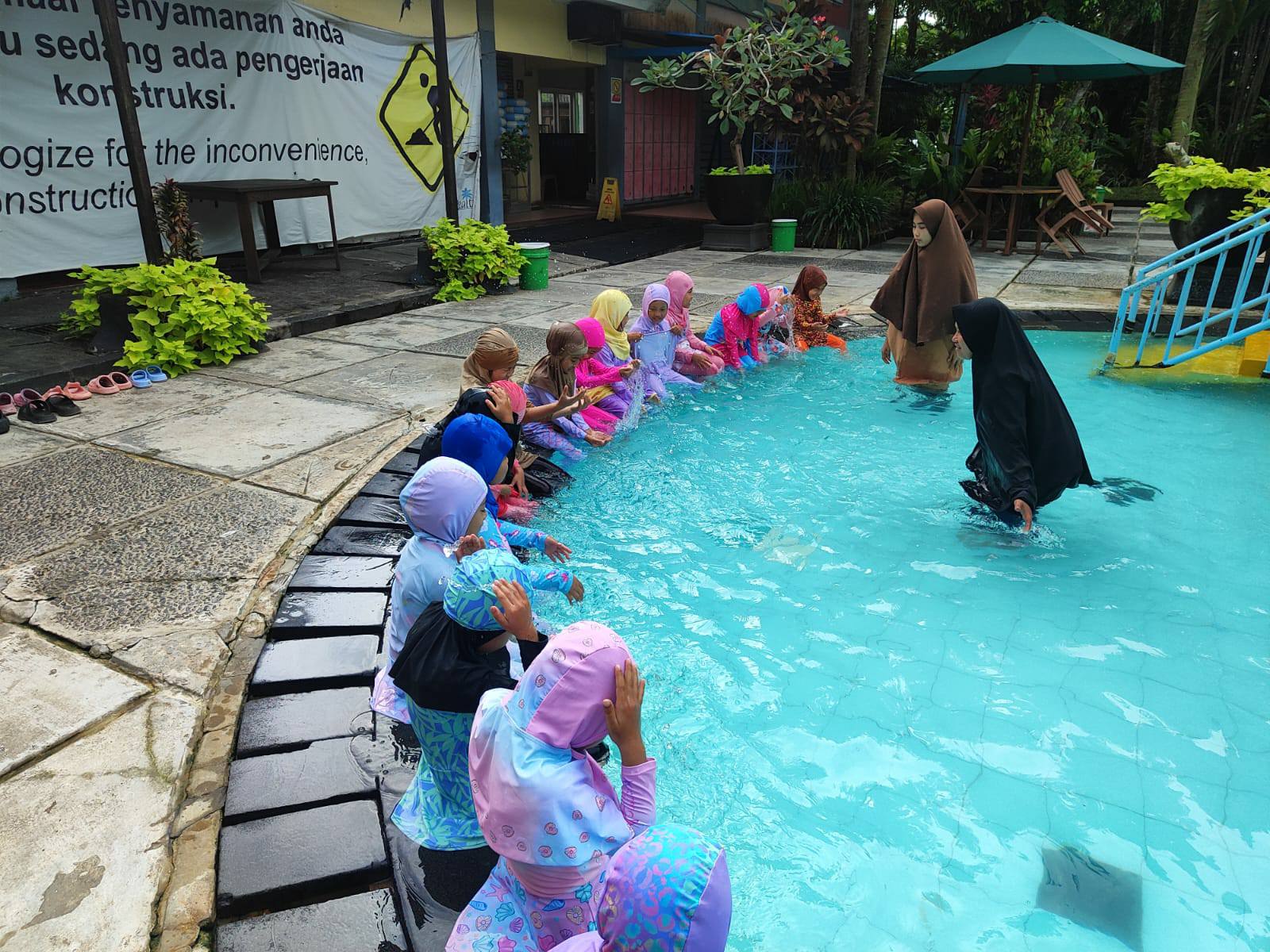Keseruan Berenang di TK A Aisyah