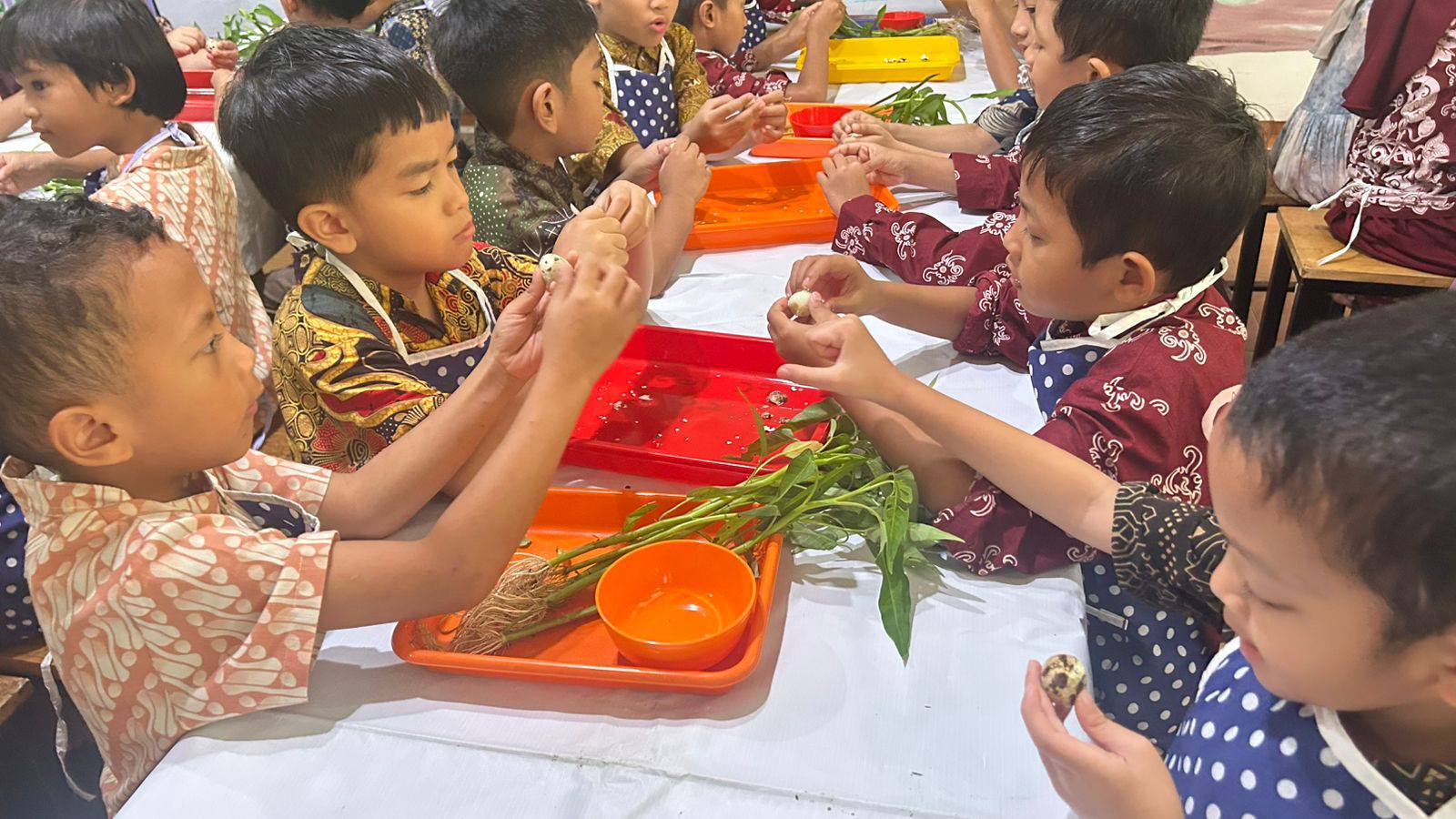 Fun Cooking: Siswa Kelas 1 Al ‘Alaq Memasak Hasil Panen Sendiri