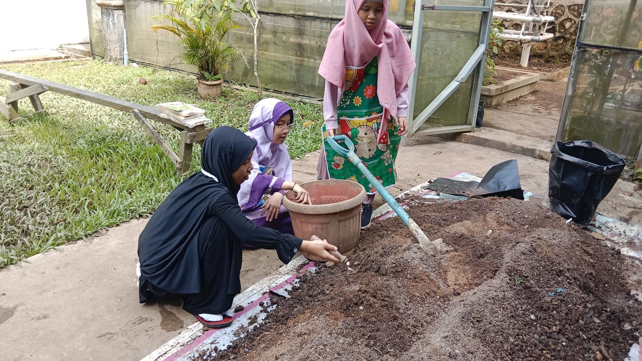Aksi Seru Kelas 5 An Nur: Menanam Timun, Belajar, dan Berkreasi di Alam!