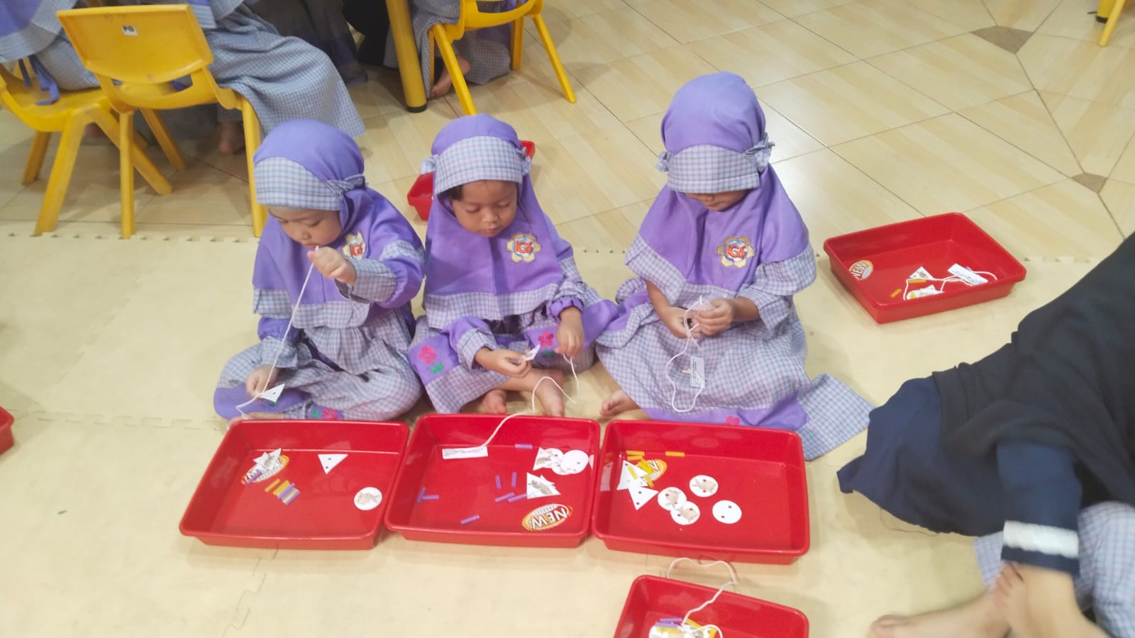 Siswa PG Khadijah Antusias Meronce dan Berkreasi