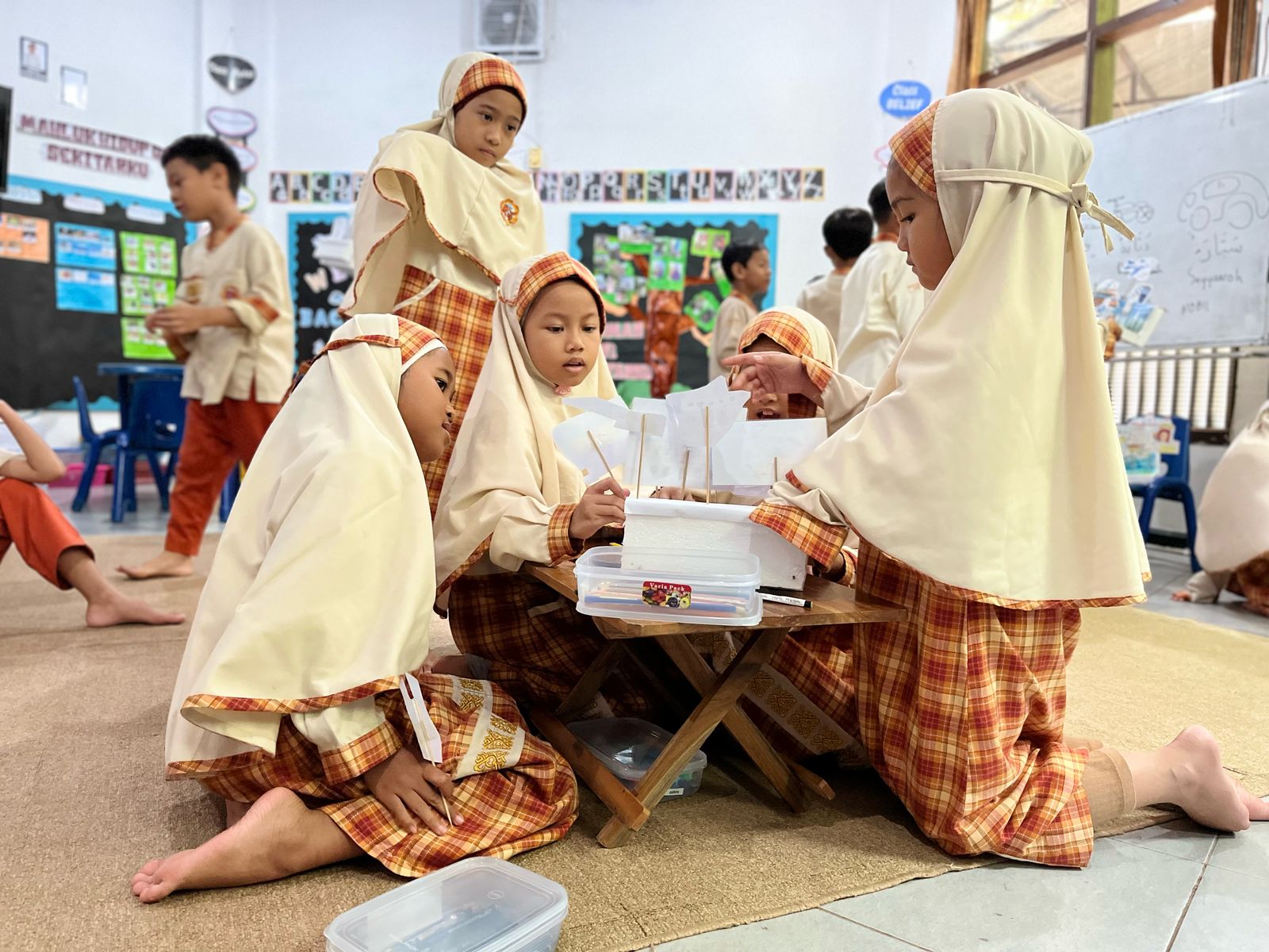 Belajar Matematika dan Sains dengan Aktivitas Seru di Kelas