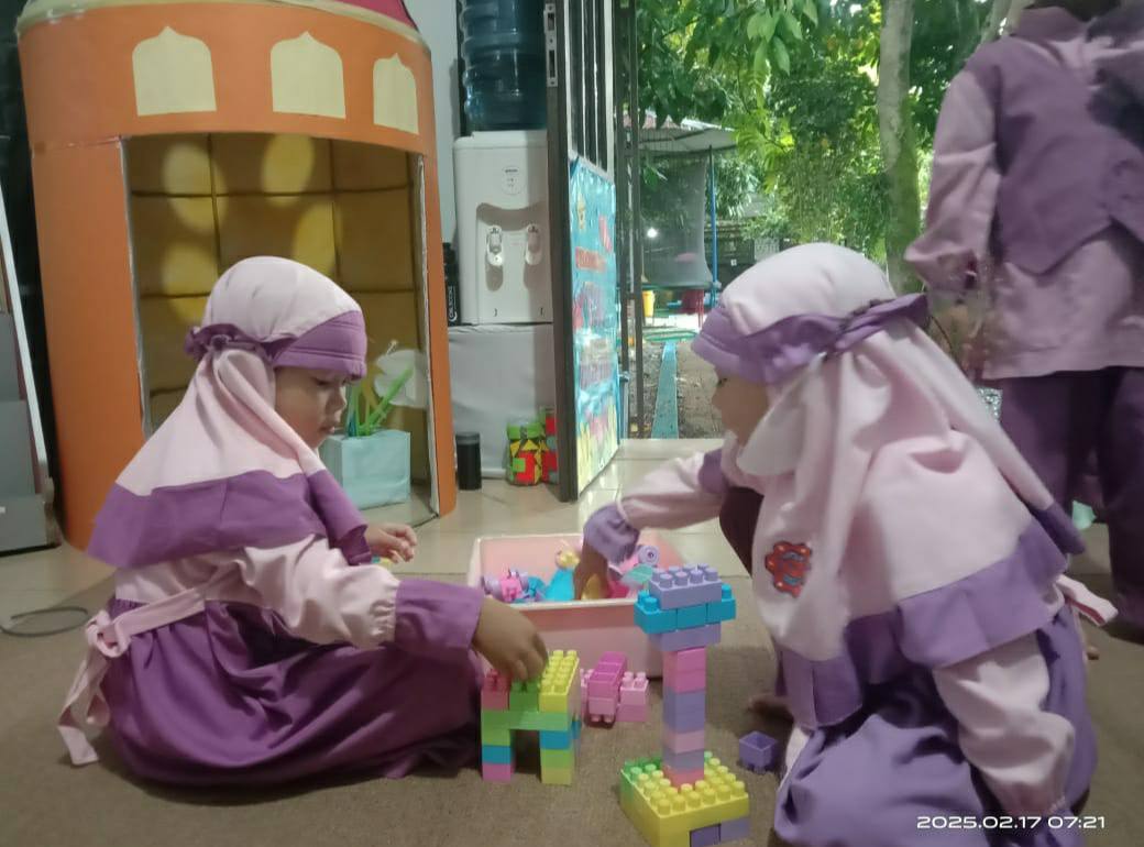 Siswa TK A Aisyah Antusias Menempel Bentuk Bangun Datar