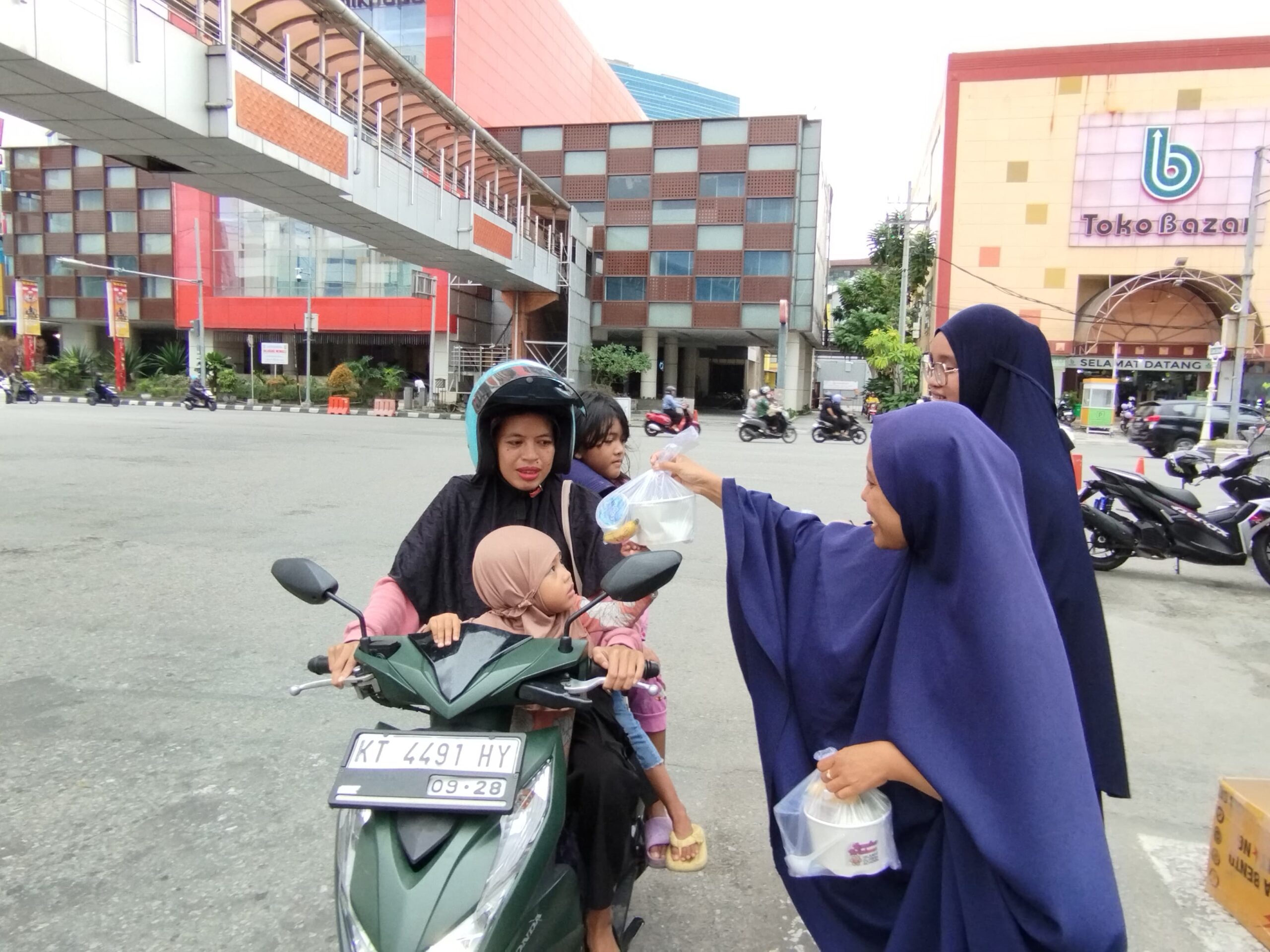 IGS Community Care Day 2: 200 Paket Ricebowl Dibagikan di Simpang BC