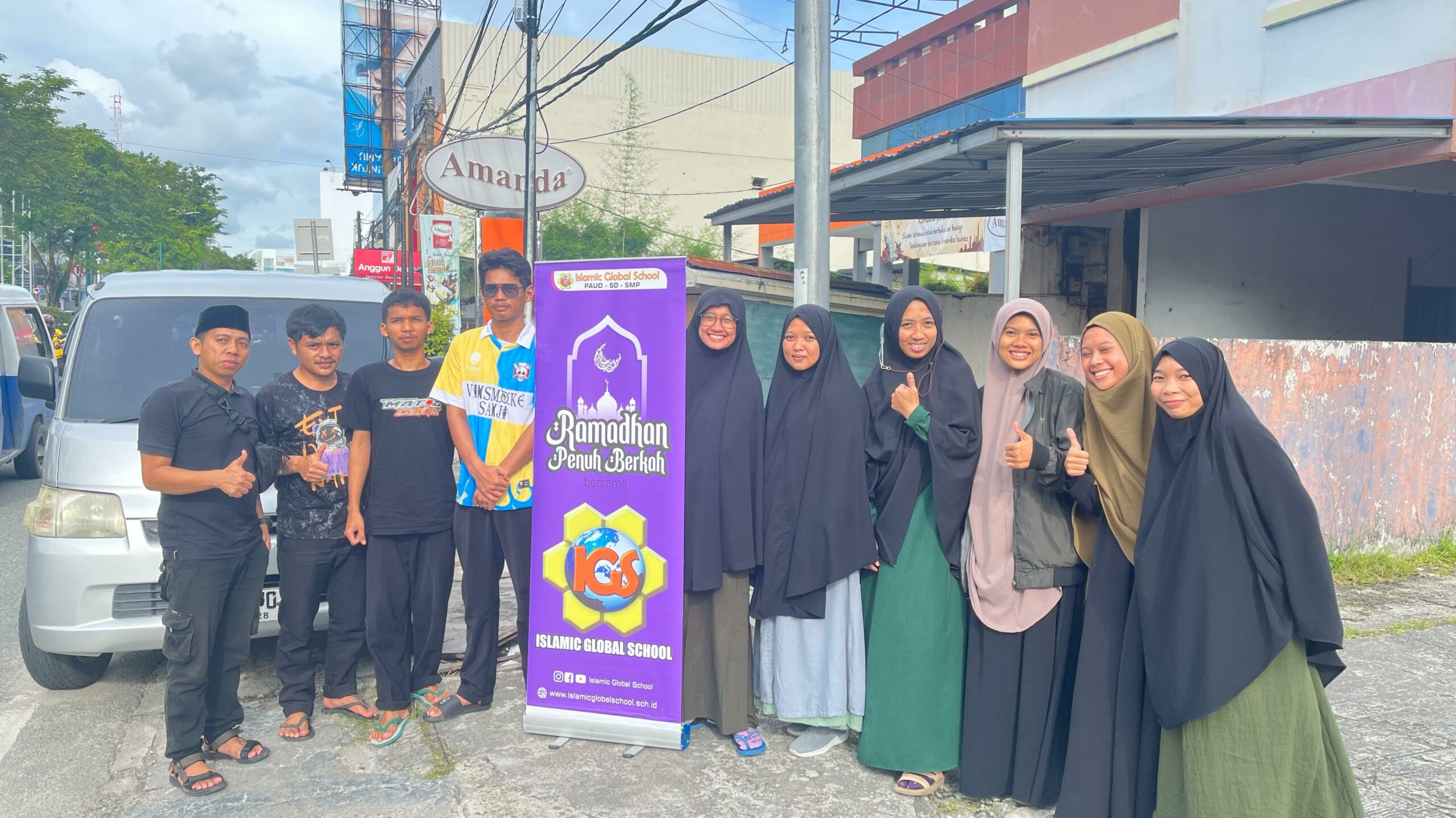 IGS Community Care Day 5: Berbagi Ricebowl di Lampu Merah Samsat, Hanya 6 Menit Takjil Habis!