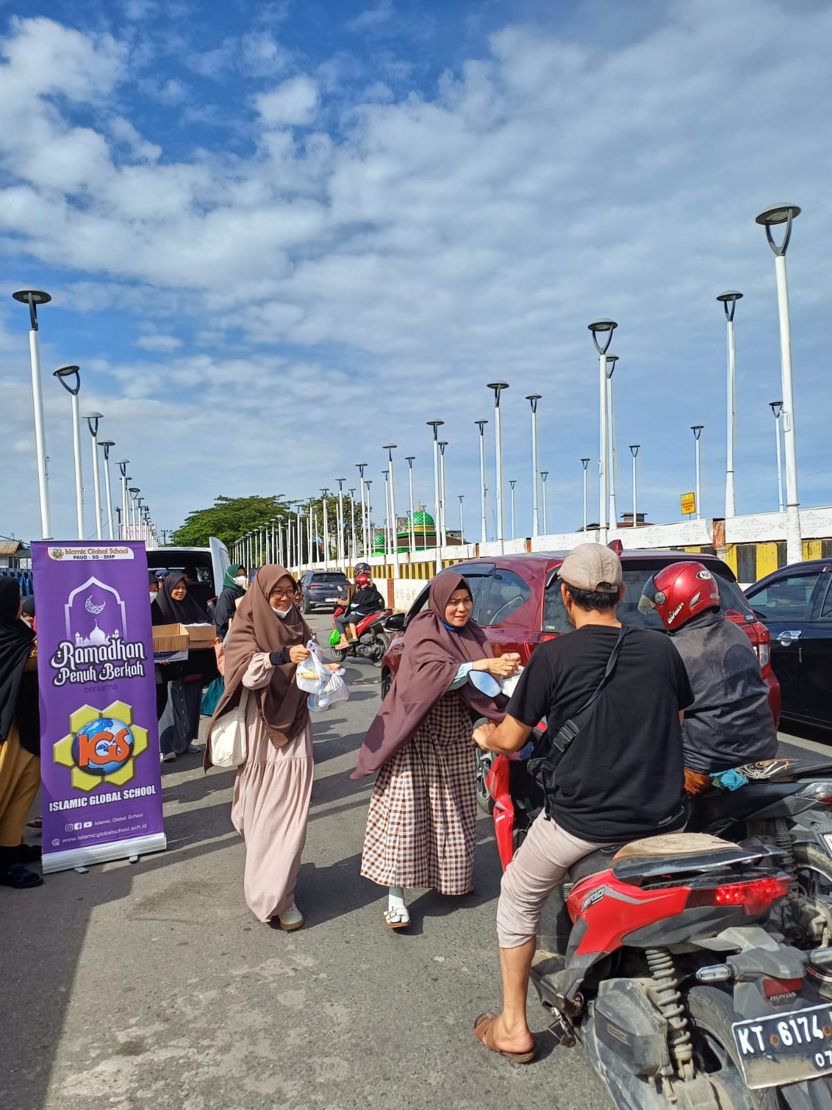 IGS Community Care Day 7: Berbagi Ricebowl di Jembatan Manggar