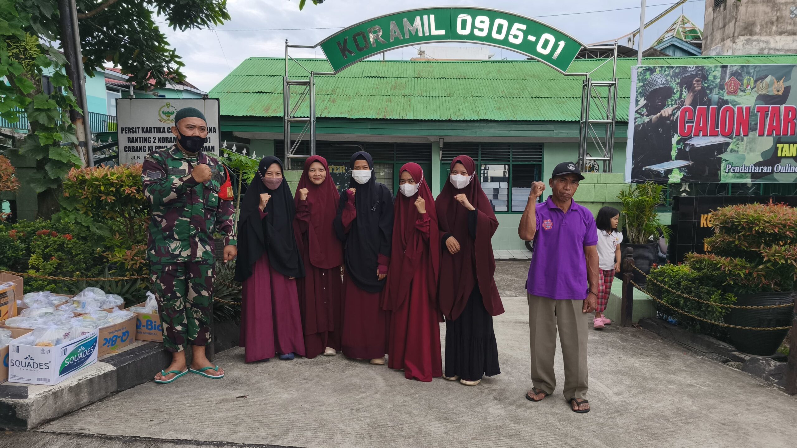 IGS Community Care Day 8: Berbagi Ricebowl di Depan Koramil