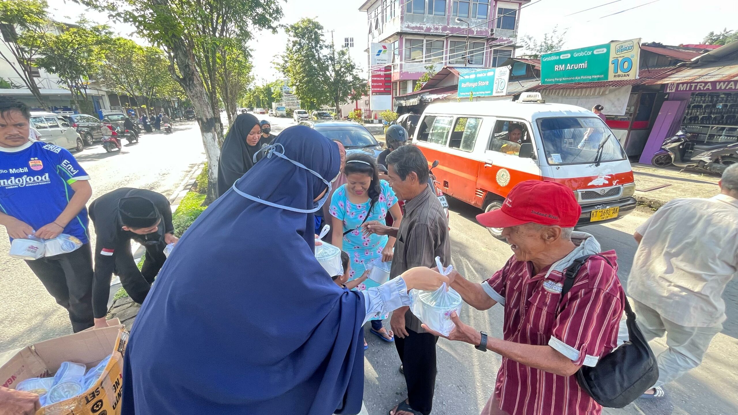 IGS Community Care Day 9: Berbagi Ricebowl di Lampu Merah Kebun Sayur