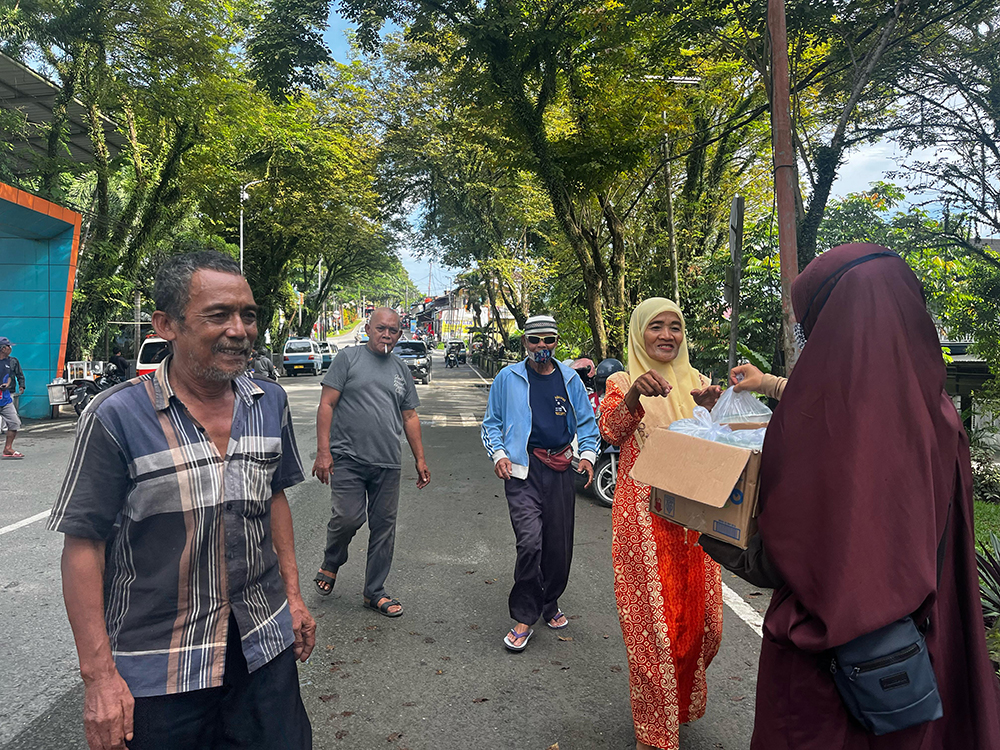 IGS Community Care Day 10: Tantangan Berbagi di Terminal Batu Ampar