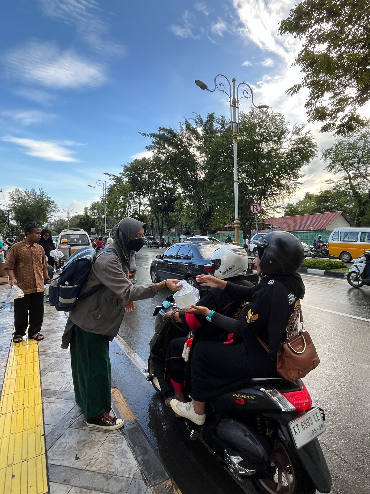 IGS Community Care Day 12: Berbagi Rice Bowl di Lampu Merah Rapak, Antusias Warga Tinggi