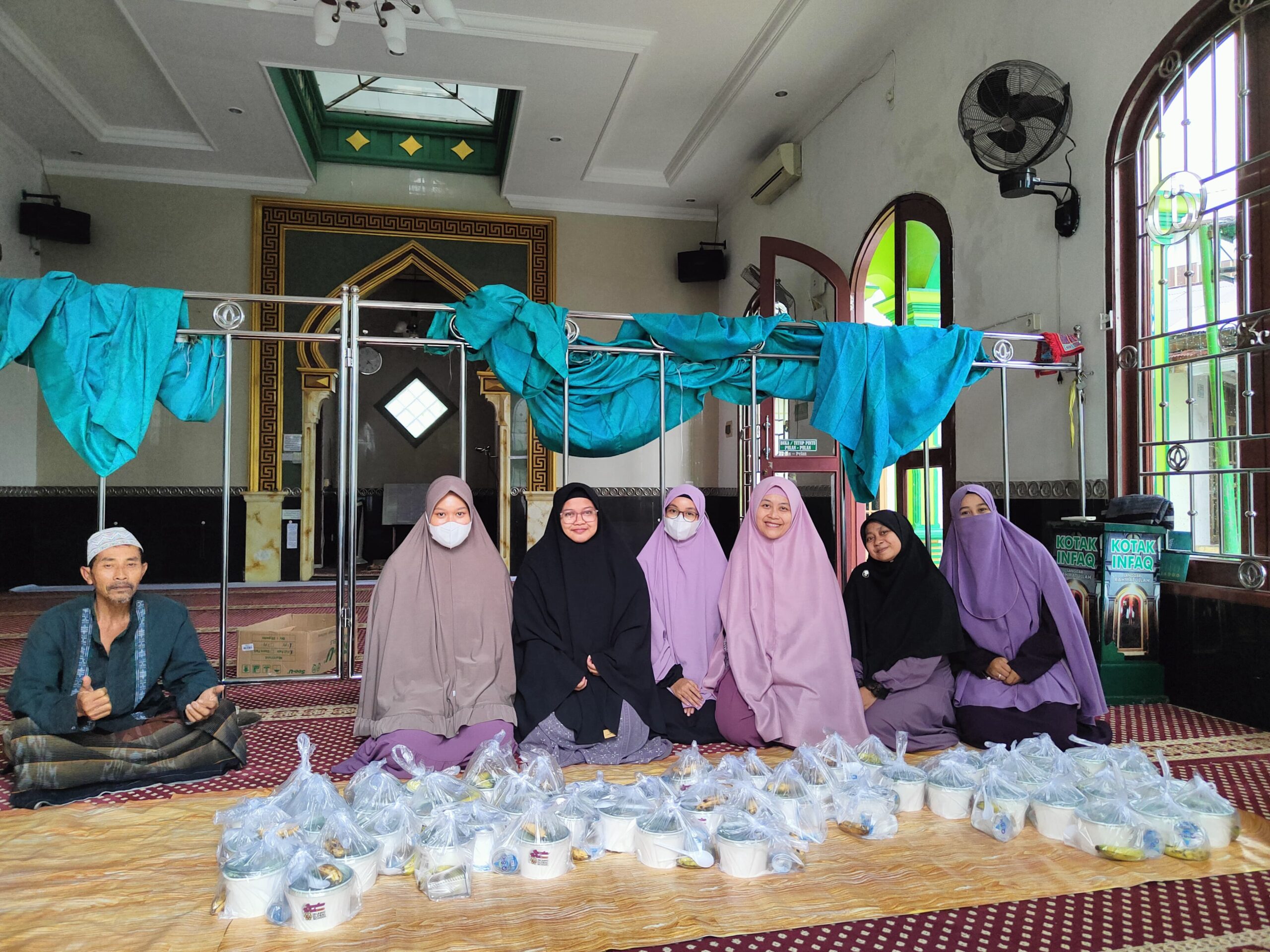 IGS Community Care Day 13: Berbagi Rice Bowl ke Masjid-Masjid Sekitar di Tengah Hujan Deras