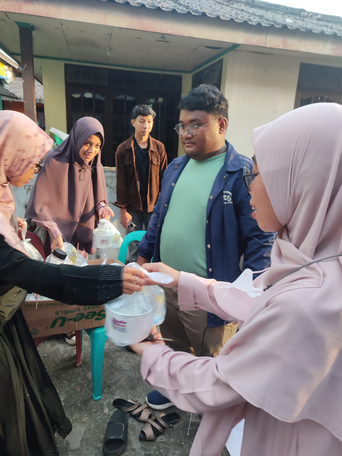 IGS Community Care Day 14: Berbagi Rice Bowl di Rumah Belajar Garuya