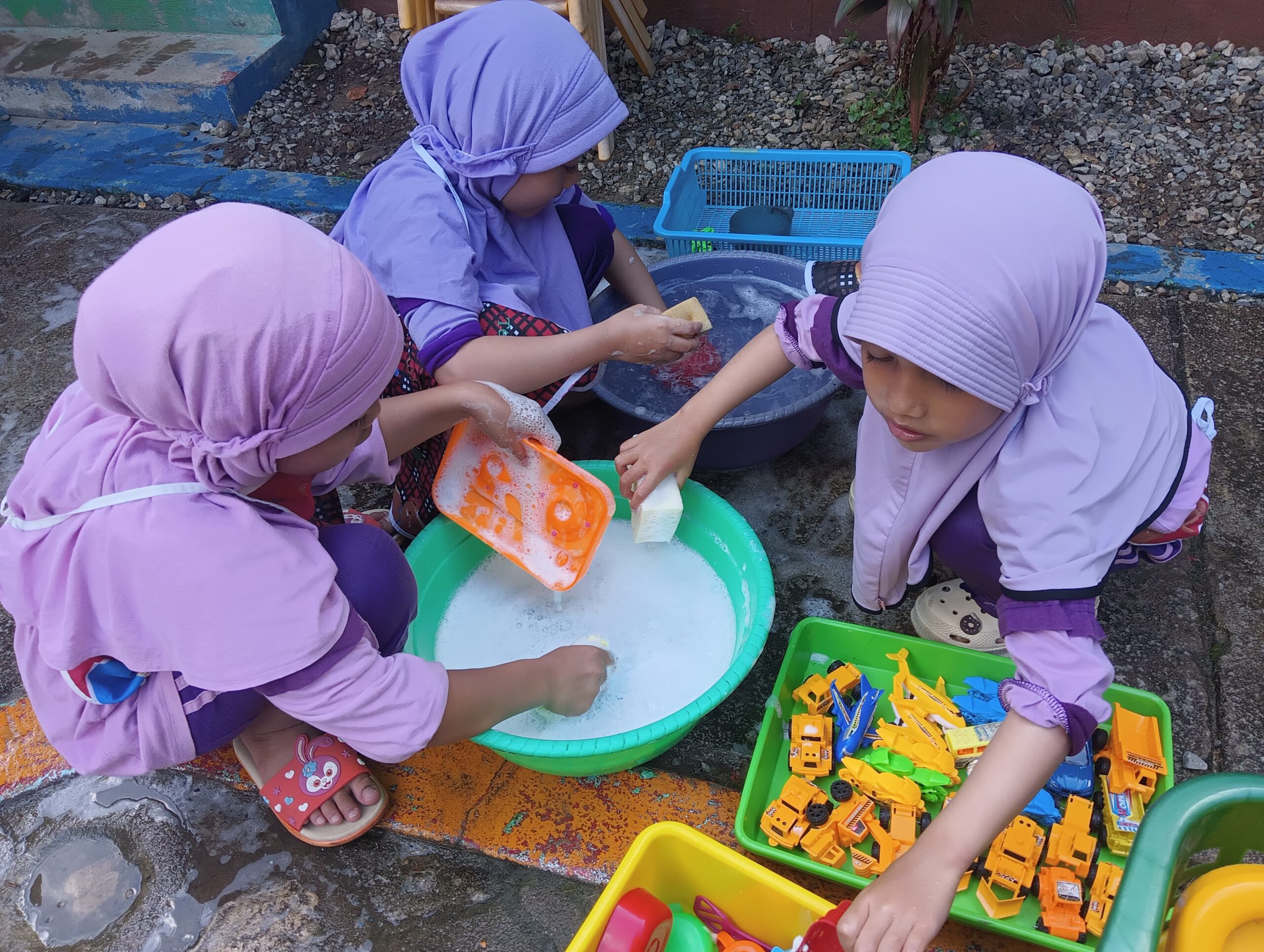Melatih Kemandirian Sejak Dini, Anak-Anak PAUD IGS Belajar Mencuci Mainan Sendiri